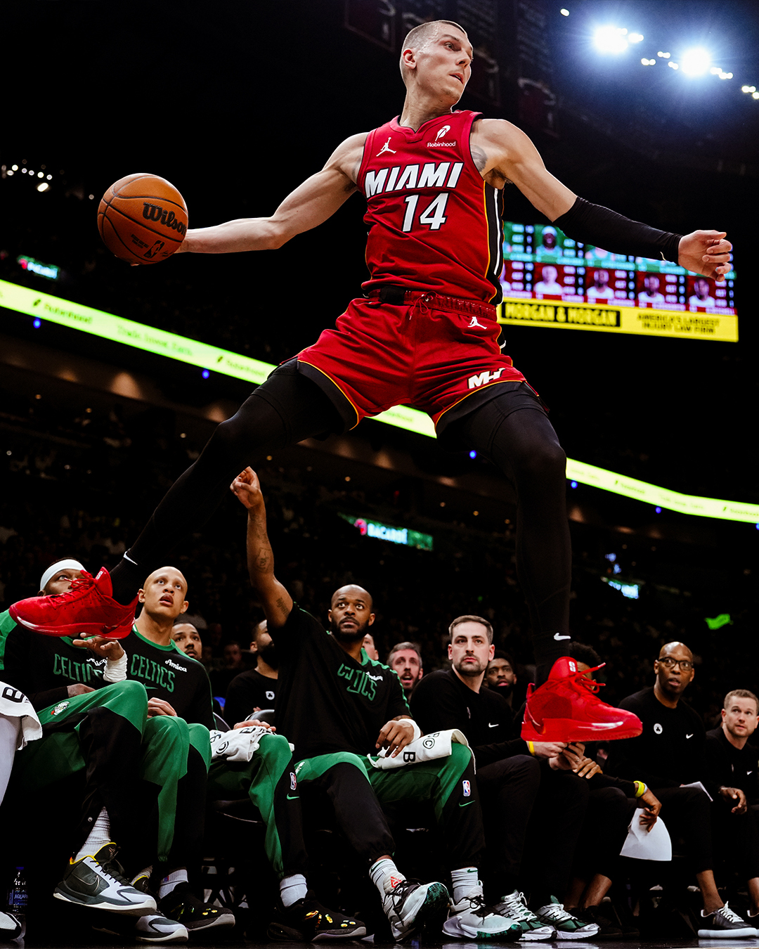 PG电子线上登入-热火主场大胜国王,全队士气高涨实现胜利